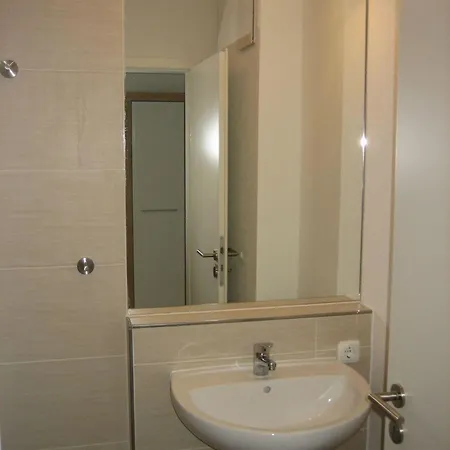 Modern Eingerichtete Mit Balkon In Zentraler Lage